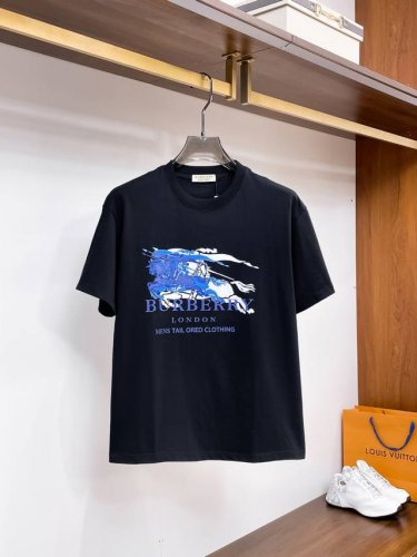 巴宝莉夏季新品，全新工艺，高定面料 玉蚕丝般的丝滑 时尚经典圆领短袖时尚单品设计，更加时尚舒适，高标准定制，上身非常有型，客供辅料，客供进口高档面料质感非常细腻