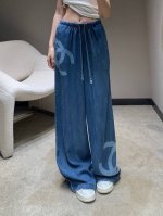 Chane* 25Ss春夏新款 双C印花抽绳松紧腰牛仔长裤丨独家高版出品 重工洗水牛仔色 裤型质感真的绝了松紧腰高腰宽松的直筒版型 恰好的裤长 拉伸腿部线条 营