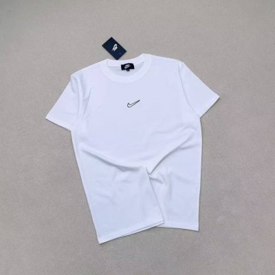 nike 耐克刺绣小勾男女情侣款T恤 颜色:黑色 白色 尺码: M～2Xl 这款耐克刺绣T恤是艺术家重新演绎 采用230克双纱纯棉面料 极具立体感 精致印花图案