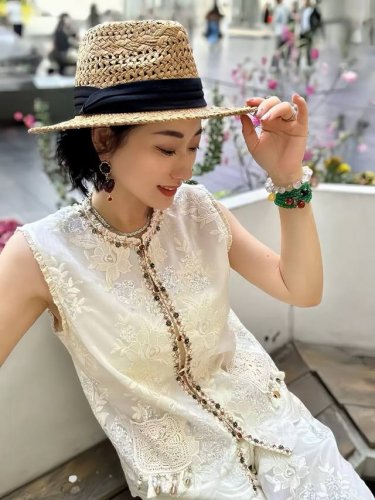 中式刺绣亮片马甲，以细腻蕾丝勾勒边缘，衣身布满精致花卉刺绣，还缀有闪亮元素增添华丽感。领口与门襟处装饰丰富，尽显优雅浪漫，散发着复古迷人气息 Smlxl