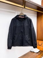 lv 2025春季新款夹克外套，秀场新品品相非常完美，双面穿舒适保暖，三标齐全色泽饱满诱人，非常出彩的设计，轻松将时髦感进阶，做工极为考究严谨，走线工整细致！大