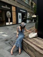 高级版本大量现货真丝印花吊带裙 夏季非常清凉的一款 藏蓝色的小碎花点缀加上荷叶花边 小性感气质十足 我们采用最经典斜裁的版型 修身包容性很强 人丝底透气夏日很清