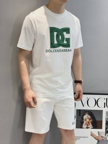 上衣 裤子 D&G杜嘉班纳25S新款丝光棉T恤.代工出品！！此款打底衫以基础的版型为框架.胸口采用烫画字母立体绿色字母工艺，细节为整体搭配起到至关重要的作用，增
