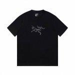 高品质8810# Arcteryx 经典Logo短袖己经成为热门时隔一年，在潮流圈最受欢迎的户外神级 始祖鸟 ，现在一件基础Logo T恤己成了潮人必备，基础T