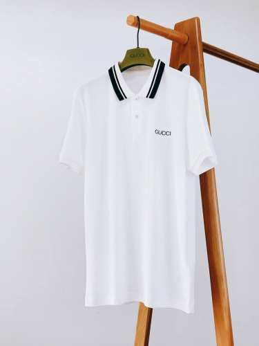 gucci 古驰 2025Ss春夏新品 经典焕新，意式风尚。G家这款翻领T恤，尽显复古与优雅。标志性条纹勾勒领口袖口，经典元素注入潮流灵魂。 胸前独特刺绣标识，