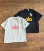 夏日多巴胺 北美Alo Yoga 荧光色硅胶字母印花短袖T 男女同款 白色搭配亮眼的粉色字母， 清新又吸睛； 黑色搭配酷帅黄字，简约又高级。 这款短袖采用了纯棉