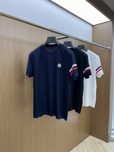 mon 高品质 25早春新款短袖 男士日常出门闭眼搭 高级定制面料短袖T恤 魅力在于创造了简约奢华感的时尚,随意搭配感受英式风格独特气质. 宽松的版型展现出休闲