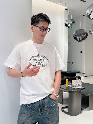普拉达2025夏季新款短袖T恤，特色的金属贴珠工艺，个性艺术系列全网独家首发 百搭款细节处理完美240克纯棉面料十分精致 原版面料 网红明星同款高版本 高品质手