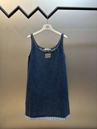 Miumiu 水洗单宁牛仔连衣裙 这款连衣裙采用Miu Miu制服标志性元素水洗丹宁牛仔材质，别致的府绸质感格纹细节和底边毛边处理丰富了喇叭廓形设计 Size：