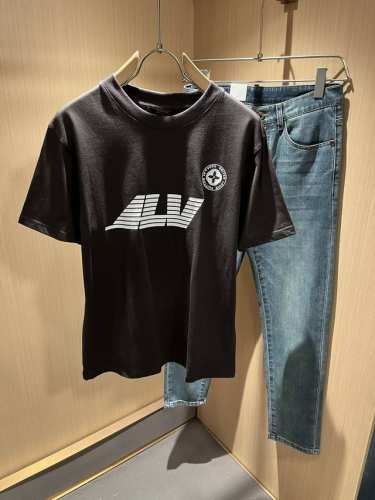 Louisvuitt*路易*登 2025春夏全新系列单品上线，非常时髦前卫的一款男女同款短袖T恤，标识Logo图案压胶修饰！区别于以往的不同，宣示品牌传承多年的