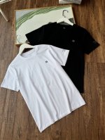 夏日白月光！可隆圆领T恤。夏季的衣橱里，总要有这样一件简约又百搭的可隆圆领T恤。 它的面料是冰瓷棉，亲肤又透气，穿上瞬间告别闷热黏腻，肌肤自由呼吸。 设计上，经