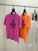 西太后。2025春夏新品时尚圆领短袖复古做旧印花Logo设计，非常显档次懂货的必须入！版型剪裁属于宽松版型，男女都可驾驭！显气场，又会凸显精致，这就是独到之处，
