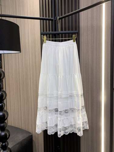 mm62025年新版半身裙一抹优雅蕾丝边 为你营造女神范显气质的代名词侧边优雅开叉设计，若隐若现间尽显腿部曲线精致荷叶边点缀，让裙摆灵动飘逸行走间的摇曳生姿，散