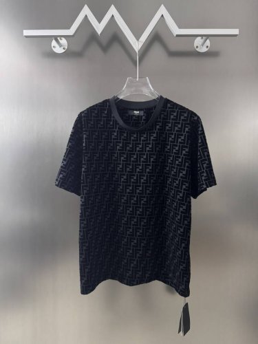 Fendi 黑色植绒T恤 面料：黑色棉质双珠地布材质配套2*1 400克螺纹 上身质感十足 舒适透气 搭配同色异调Ff植绒图案 吸引眼球而又提高了整体的高级感