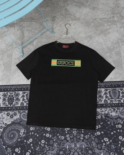 款F06 Gucci 旗帜印绣短袖 采用15S精棉平纹面料 克重280G 硅油高密度弹力胶浆印花 是一种特殊的印花工艺 具有良好的弹性和附着力 高密度弹力胶浆的