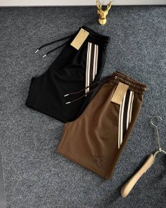 Burb 25夏季意式轻奢 天然纤维短裤，口袋经典拼接条布 宽松休闲短裤 此款运动休闲短裤采用了最新的天然纤维，可降解无害，柔软舒适，表面顺滑有光泽，吸湿透气性