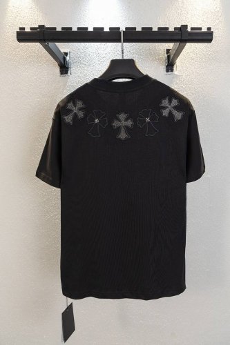 高版本Chrome Hearts克罗心 金属+烫钻十字短袖！前后贴皮设计 皮上面都有开模十字微标 ，面料使用 G克全棉双纱面料，纹路清晰可见，质感柔软细腻光滑，