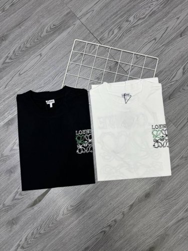 0788 Loewe罗意威2025新款圆领领短袖 高版本高品质原版面料 网红明星同款 胸前简单的Logo数码喷绘加后背大的Logo数码喷绘非常的独特具有设计感，