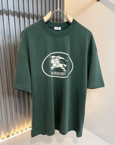bur*Erry 巴*莉 2025春夏新款男女同款休闲套装，品牌最新设计元素！既不单调也不复杂，好处的展现品味！客供顶级定制压胶Logo设计！舒适吸汗透气根本不