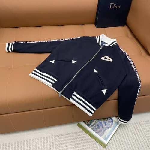 Dior迪奥Ss走秀款棒球服外套夹克 订购原版开模 历时一个月终于出货了，简直太爱了 上身真的超级帅。抖音某博主讲今年Lv新出的会成为未来的趋势，随意翻翻街拍