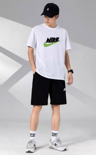 Nike 耐克休闲情侣款短袖短裤运动套装，男女均可轻松上身驾驭 ，面料柔软有弹性超级舒服 ！细节一步到位 ，腰部内里有抽绳可以随意调节！ 上身效果超赞！超舒适！