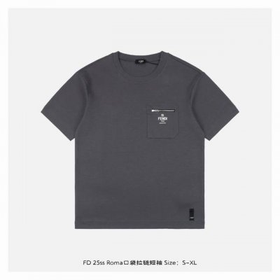 fendi 芬迪 25Ss Roma口袋拉链短袖 面料采用长绒棉三股捻纱工艺 打造会呼吸的第二层肌肤触感 立体剪裁宽松廓形 圆领微贴颈部设计诠释随性不拘束 机能