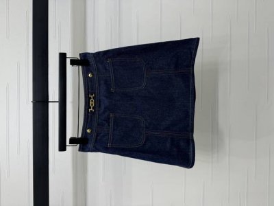 上新原单高端品质 Celin*2025春夏最新系列！口袋牛仔半裙！定制斜纹全棉牛仔材质 酵素水洗 呈现复古丹宁牛仔蓝 窄腰和双口带设计减龄时髦 腰间凯旋门链条配