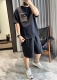 爱*仕 He*M S 2025春夏 微阔圆领短袖T恤衫 几何拼皮的口袋设计 很有亮点 上身时尚而赋予现代气息感 原版微阔的剪裁 领口微微贴合颈部 让整体上身更显