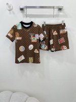 Louis Vuitt*N路易 威登 25夏季新款套装 圆领短款上衣+短裤的组合 经典老花印花领口链条 添加了海报徽章元素 经典与潮流的碰撞 订制面料 精致的设