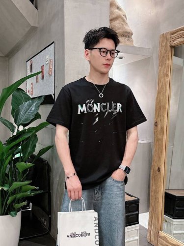 moncler 蒙口独家专供新款原单男士休闲短袖 高端定制 高版本 时尚百搭爆款进口面料 手感超柔软细腻 穿着亲肤舒适 高端精品 代工厂P精细做工 上身非常赞