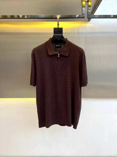 Kiton 海岛棉半拉链翻领T 恤。衣身上是钩花图案，经典polo领设计，衣服触感柔软亲肤，视觉上很精致、有质感、高贵，非常简单也很显品质。早春可作为内搭，夏季