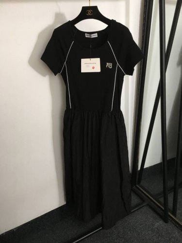 款号3541 Alexander*大王家新款 刺绣字母拼接蓬蓬下摆收腰短袖连衣裙，黑色，Sml， M码；胸围82，袖长23，总长126