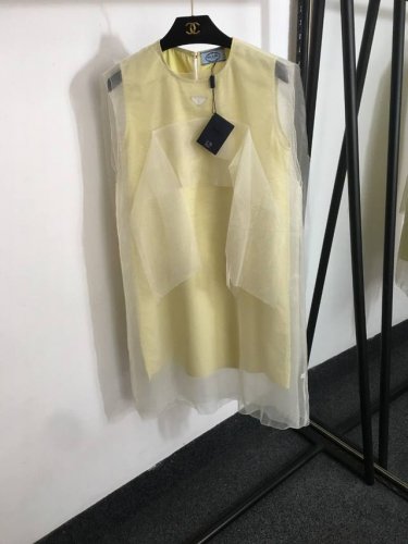 款号20252385 prad*新款 金属三角标装饰 欧根纱拼接无袖背心连衣裙，黄色，36 38 40， 38码；胸围90，总长85-100