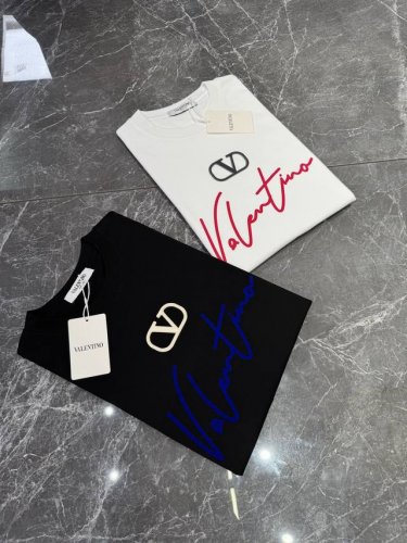 valentino 25Ss新款T恤！胸前高级字母Logo绒感设计.签名款.简单高级上身低调而不失奢华！300G纯棉面料.舒适透气！好物推荐！ 颜色：白色 黑色