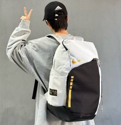 高版本气垫款 Nike耐克气垫款印花Logo精英双肩包大容量篮球包男女同款。 设计气垫肩带上身背着特别舒适。 包包特别厚实 底部拼接pu材质。既耐磨又耐用。 整