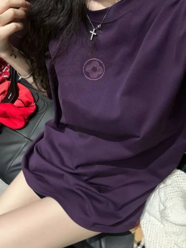 上新 Louis Vuitton路易威登新款四叶草刺绣Logo紫色短袖 葡萄紫真的太美了完全无法抗拒啊 呜呜这件是来报恩的 太太太显白啦～ 胸前后背重工字母刺绣