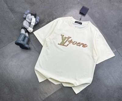 潮牌Lv路易威登串珠刺绣工艺情侣款短袖T恤！ ：240G双纱潮牌专用棉，纹理清晰，质感满满，同缸定染1×1无色差精密纯棉螺纹，层搭叠穿，自留好货，强烈推荐~所有