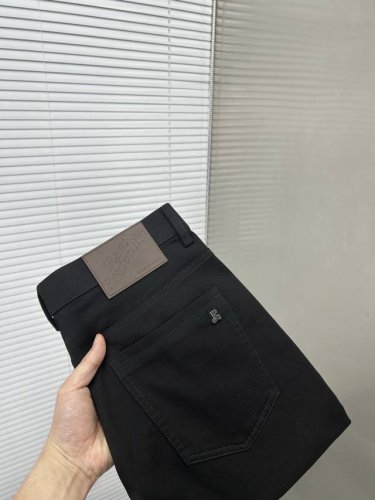 潮牌 2025Ss新款原单爆款休闲裤西裤 超级定制款 原版五金 超级重工工艺 版型超赞，细节做工无可挑剔！款式不挑人，做工高档，超强好货不等人，看中赶紧下手，尺