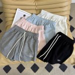 长腿神器 25春夏 Alo 时髦休闲短裤 颜色很夏天的颜色 很少见 简约百搭不挑人 阔腿裤型 双侧弧形剪裁拉长腿部视觉感 搭配T恤或者背心都很赞 夏天就是要凉凉