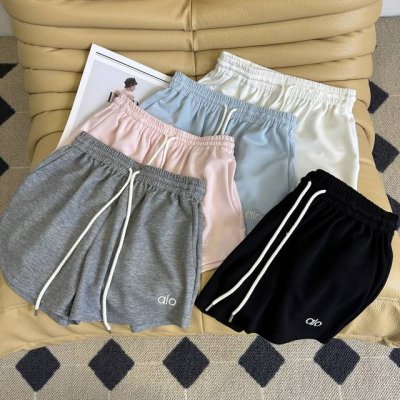 长腿神器 25春夏 Alo 时髦休闲短裤 颜色很夏天的颜色 很少见 简约百搭不挑人 阔腿裤型 双侧弧形剪裁拉长腿部视觉感 搭配T恤或者背心都很赞 夏天就是要凉凉