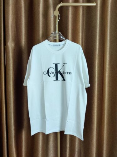 Calvin Klein Ck 男女情侣休闲圆领短袖T恤，印花+刺绣一体的工艺，成本增加耗时耗力。 莱卡面料质感非常细腻 手感柔软平滑 弹性最好 穿着舒适 体贴