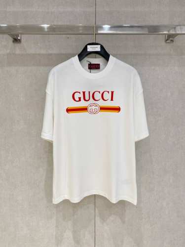 gucci 古奇 大爆款 2025春夏新款首发专柜最新款短袖圆领T恤 高端订制 设计前卫时尚 品牌Logo重工艺设计 高端定制面料.手感柔软.穿着舒适.专柜级别