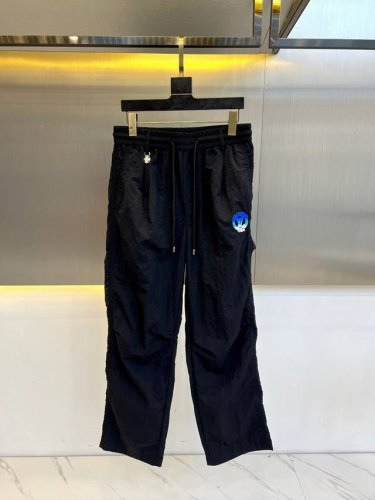 LV-酷感工装裤 潮流新势力 这条工装长裤 是街头潮流与实用功能的完美结晶 深沉的黑色 神秘且百搭 彰显低调又不失个性的时尚态度 独特的多口袋设计 是其标志性元