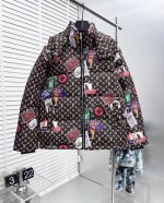 LV*24ss冬季新款老花拼接羽绒服 填充国标90白鸭绒，采用聚酯纤维面料，舒适保暖，品相完美，压缩后蓬松度恢复性好，聚热锁暖，原版辅料一比一三标齐全，男女同款