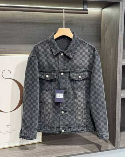 Louis Vuitton 路易 威登 25Ss 棋盘格水洗渐变牛仔外套 这款Lv牛仔外套，面料采用定制棋盘牛仔提花色织面料，经过定型机超位平幅定型，才产出这成
