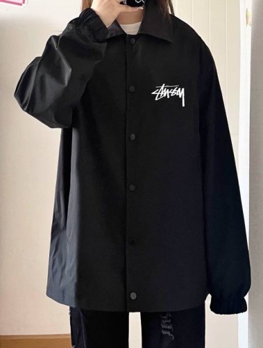 Stussy 斯图西橘色大标立领教练夹克外套 精选优质梭织加厚面料 匀整光洁 吸湿耐磨不易折 厚实板正上身超赞宽松版型结合立体裁剪工艺 留有充裕活动空间 翻领设