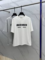 Miumiu 缪缪 最新印花半袖T恤 罗纹衣领 100% 棉 精选Zp定织定染高密度纯棉面料，布纹清晰 手感柔软舒适 立体图案Logo印花工艺 进口环保胶浆 O