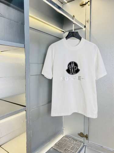 穿210斤 胖子福音 情侣装蒙口Moncler 原单品质 2025最新款 男装短袖T恤 精选专柜订制顶级丝光棉进口面料 所有细节做工完美1比1复刻 还原正品百分