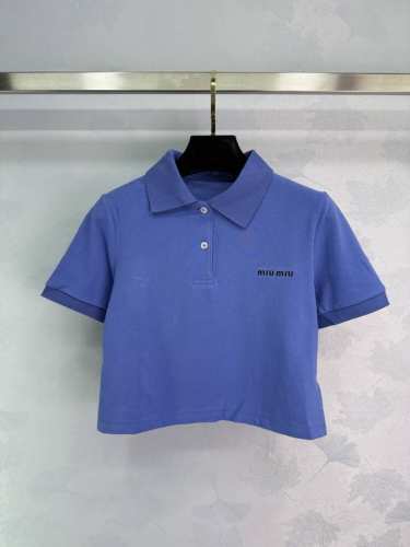 减龄学院风 Miu *25Ss刺绣最新款Logo刺绣翻领上衣 学院风必入 夏日必备减龄神器 闺蜜装轻松解锁 比普通的Polo衫还多了几分俏皮感 学院风标配又不失