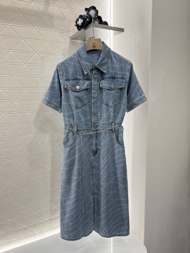 Chane*2025新品上架 链条牛仔连衣裙 定制Yb斜纹棉牛仔材质 酵素水洗 呈现复古单宁深浅两色牛仔蓝 质感软糯 舒适垂顺 翻领短袖搭配纽扣开襟细节 立体剪